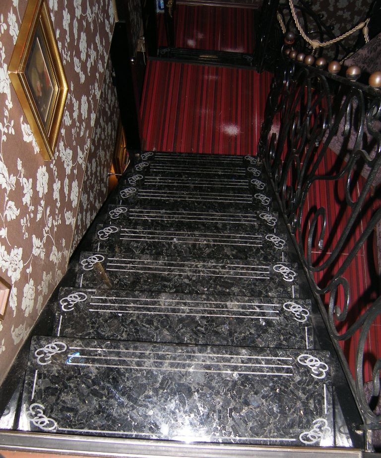 Великолепие лестниц, облицованных гранитом