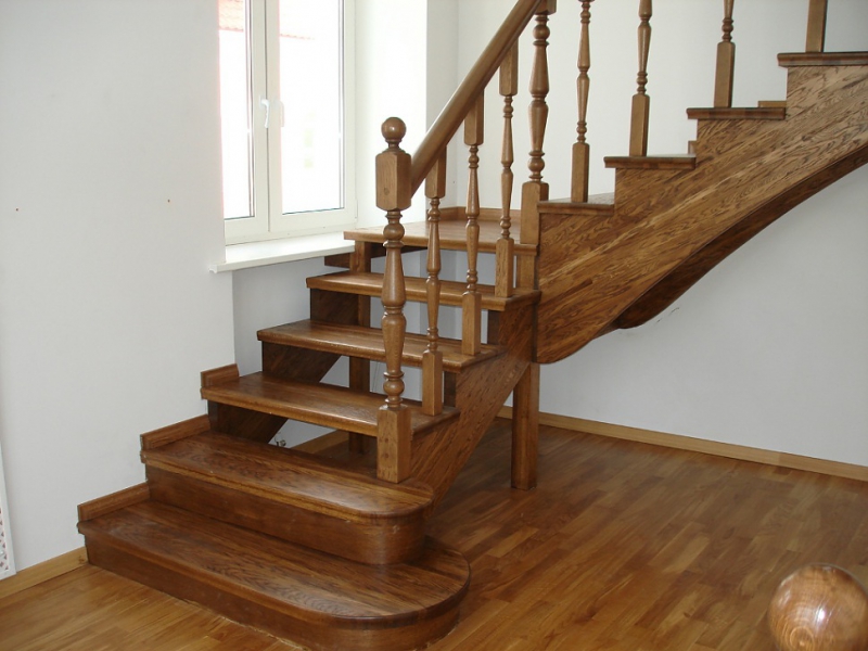 Окраска деревянных лестниц политурами